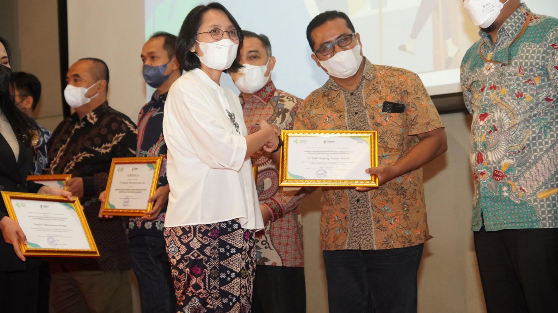 Sewatama received an  K3 Perkantoran award from the Indonesian Ministry of Health